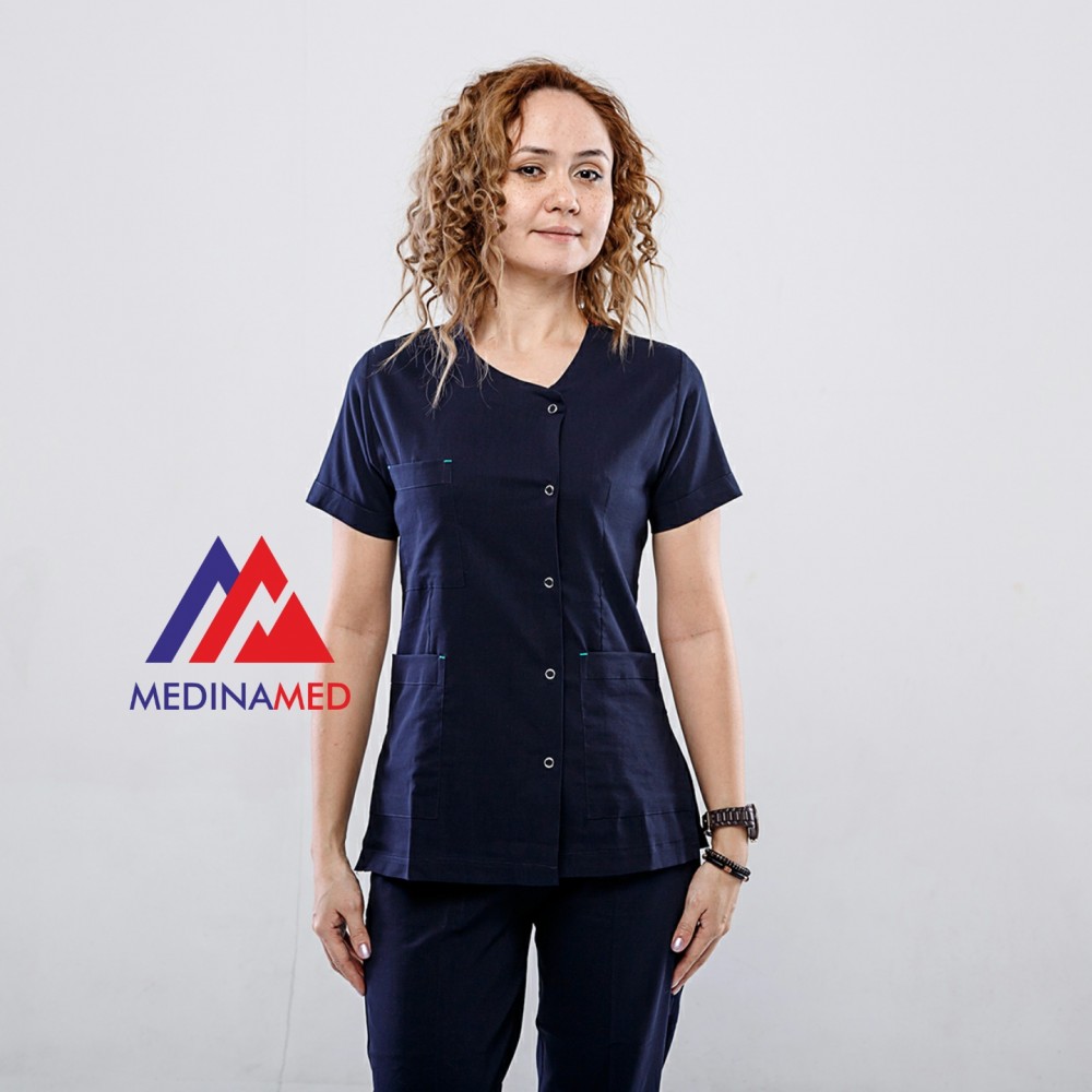 Женский костюм с косыми кнопками