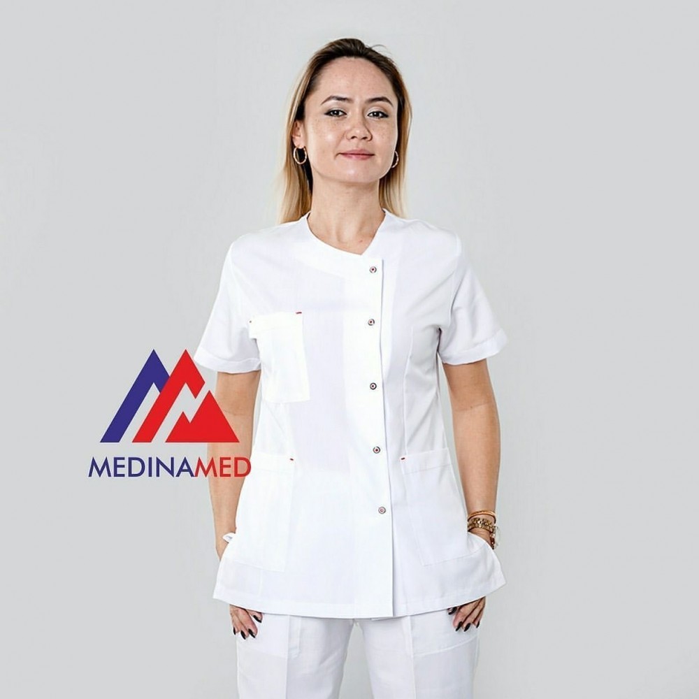 Женский костюм с косыми кнопками